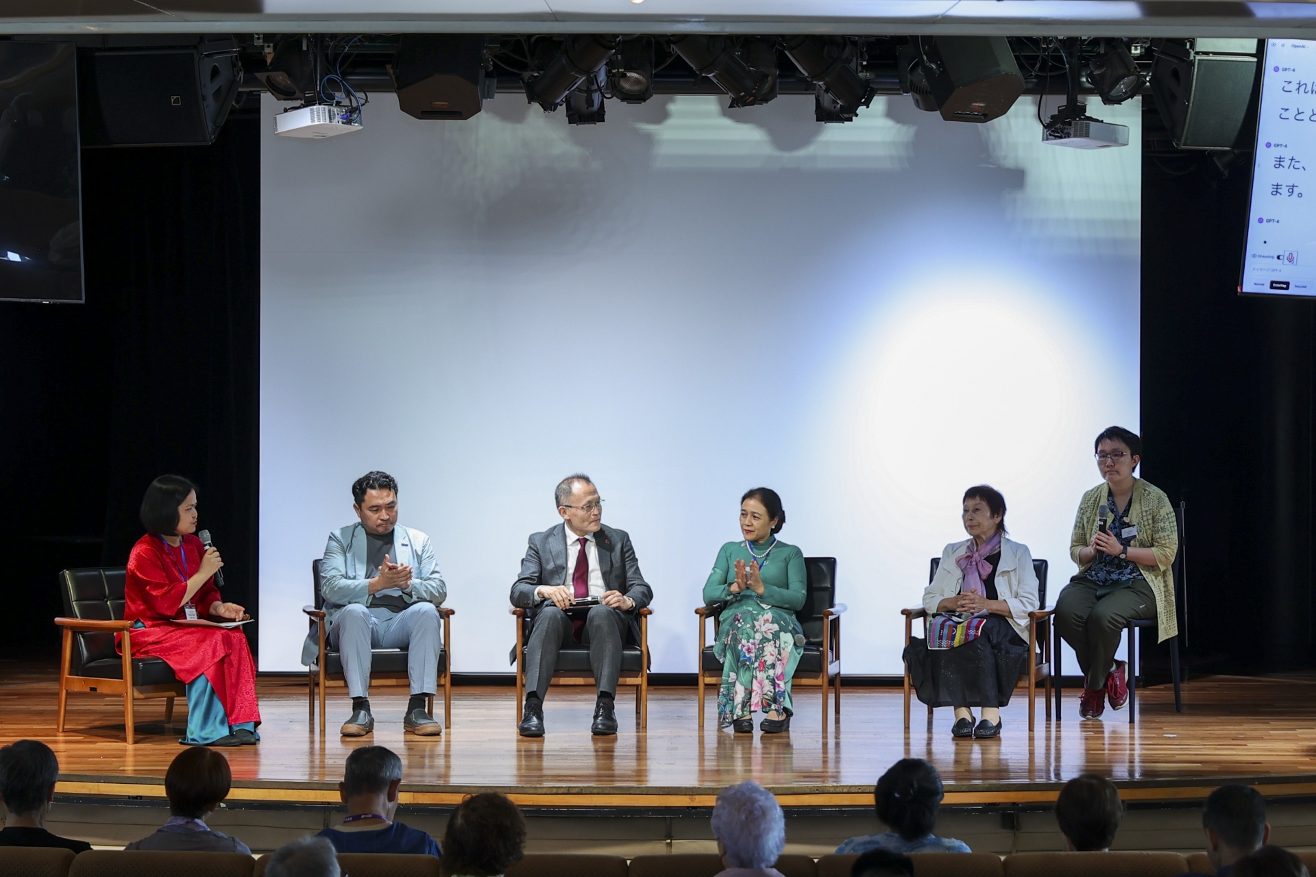 “续写和平故事”脱口秀节目。——(摄影:丁和) “续写和平故事”脱口秀节目。——(摄影:丁和)