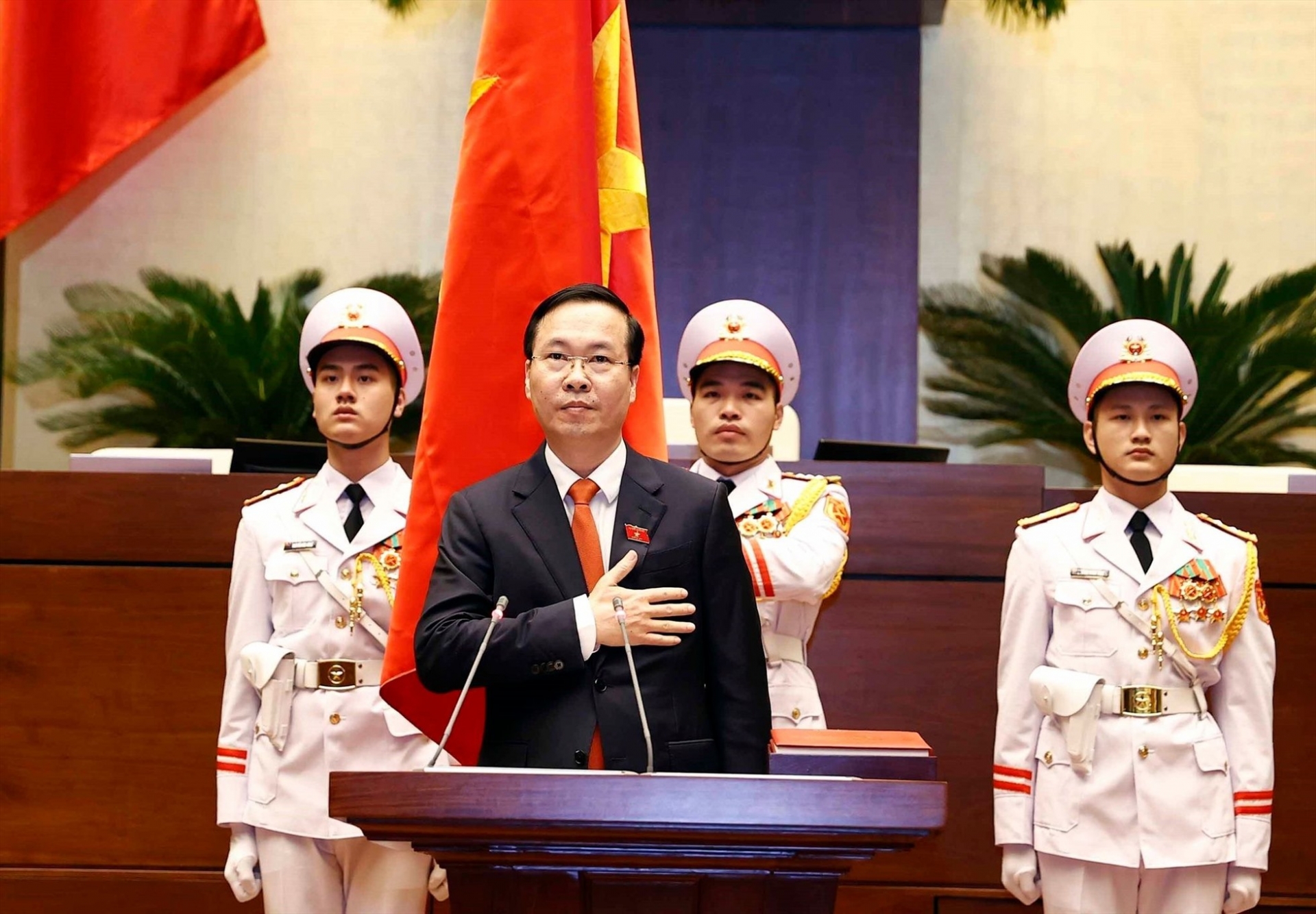 越南社会主义共和国主席武文赏宣誓就职。