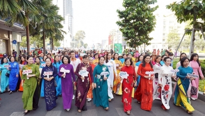 胡志明市：3000人参加了主题为“我爱越南奥黛”的奥黛步行活动