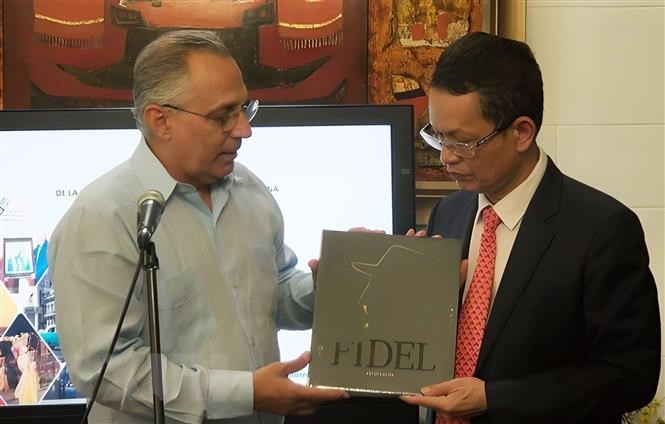 古巴驻阿根廷大使Pedro Pablo Prada向越南驻阿根廷大使杨国青赠送纪念品。图自越通社