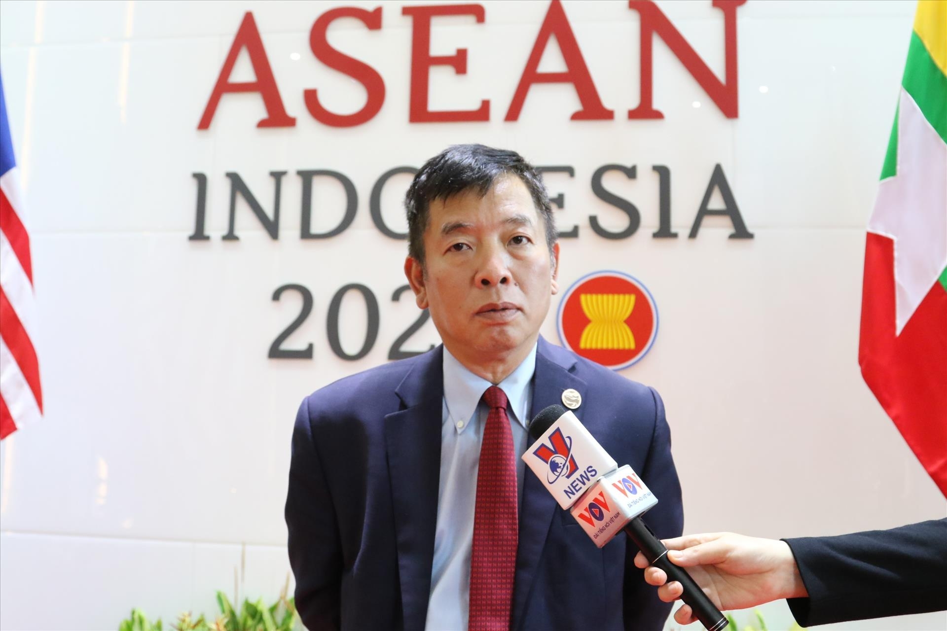 东盟高官会越南代表团代理团长武胡大使接受记者的采访。