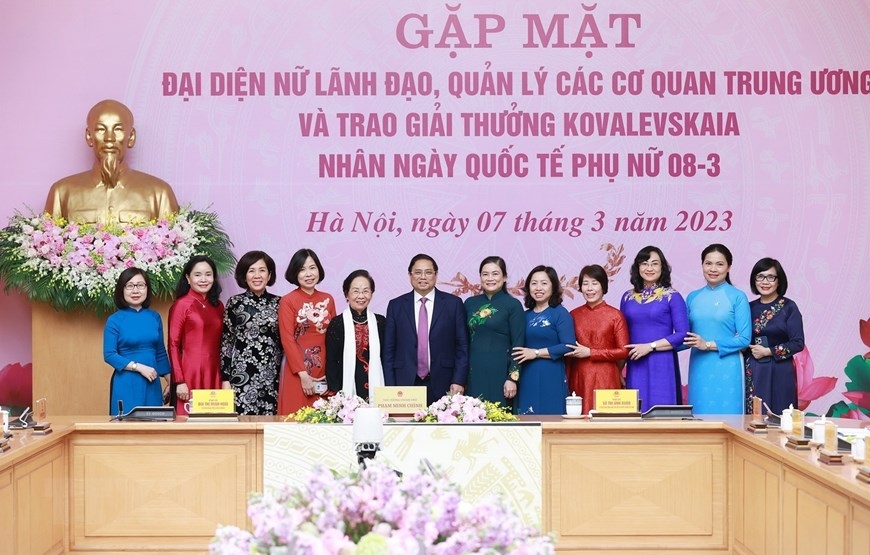 范明政总理与各位女性领导合影。图自越通社