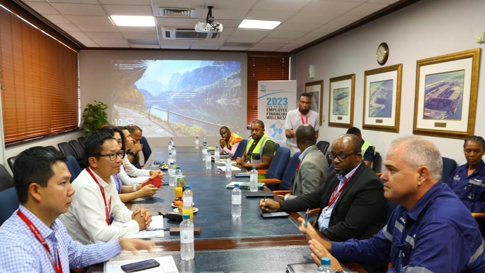黄文利大使在与夸祖鲁-纳塔尔省贸易投资促进署首席执行官内维尔·马杰举行工作会议。图自越通社