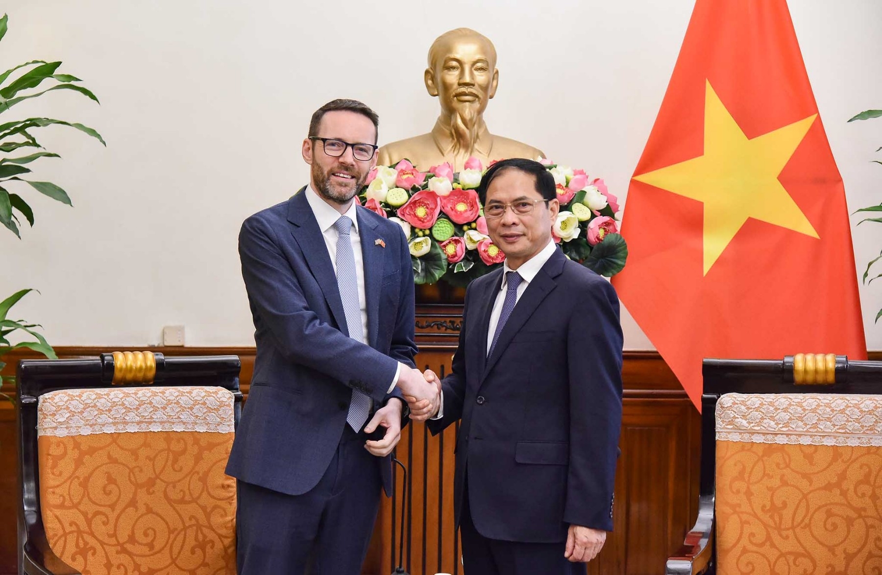 越南外交部长裴青山在外交部总部会见了大不列颠及北爱尔兰联合王国驻越南大使伊恩·弗鲁。