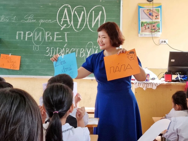阮瑞英与旅居东欧越南儿童亲切交流。图自nhandan.vn