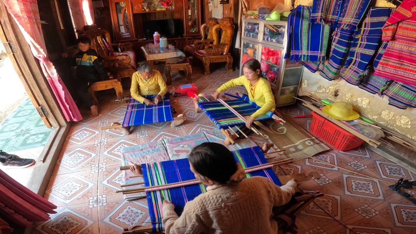 传承戈豪族的传统土锦布编织业。