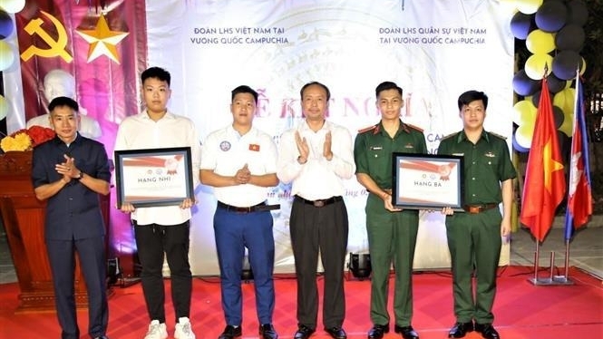 在柬埔寨越南留学生发扬团结协作精神，培育越柬两国关系