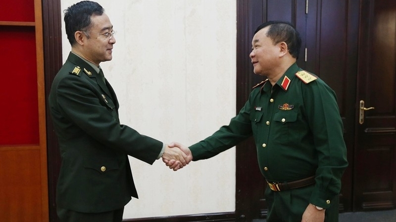 越南国防部副部长黄春战上会见了中国驻越大使馆国防武官潘涛大校