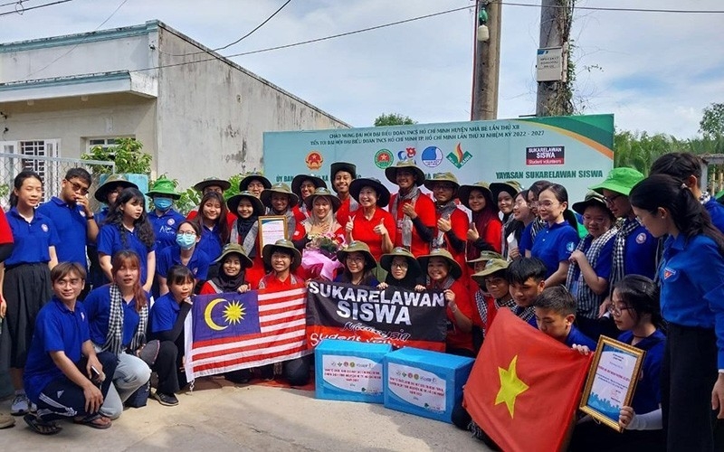 马来西亚学生在越南参加志愿者活动。