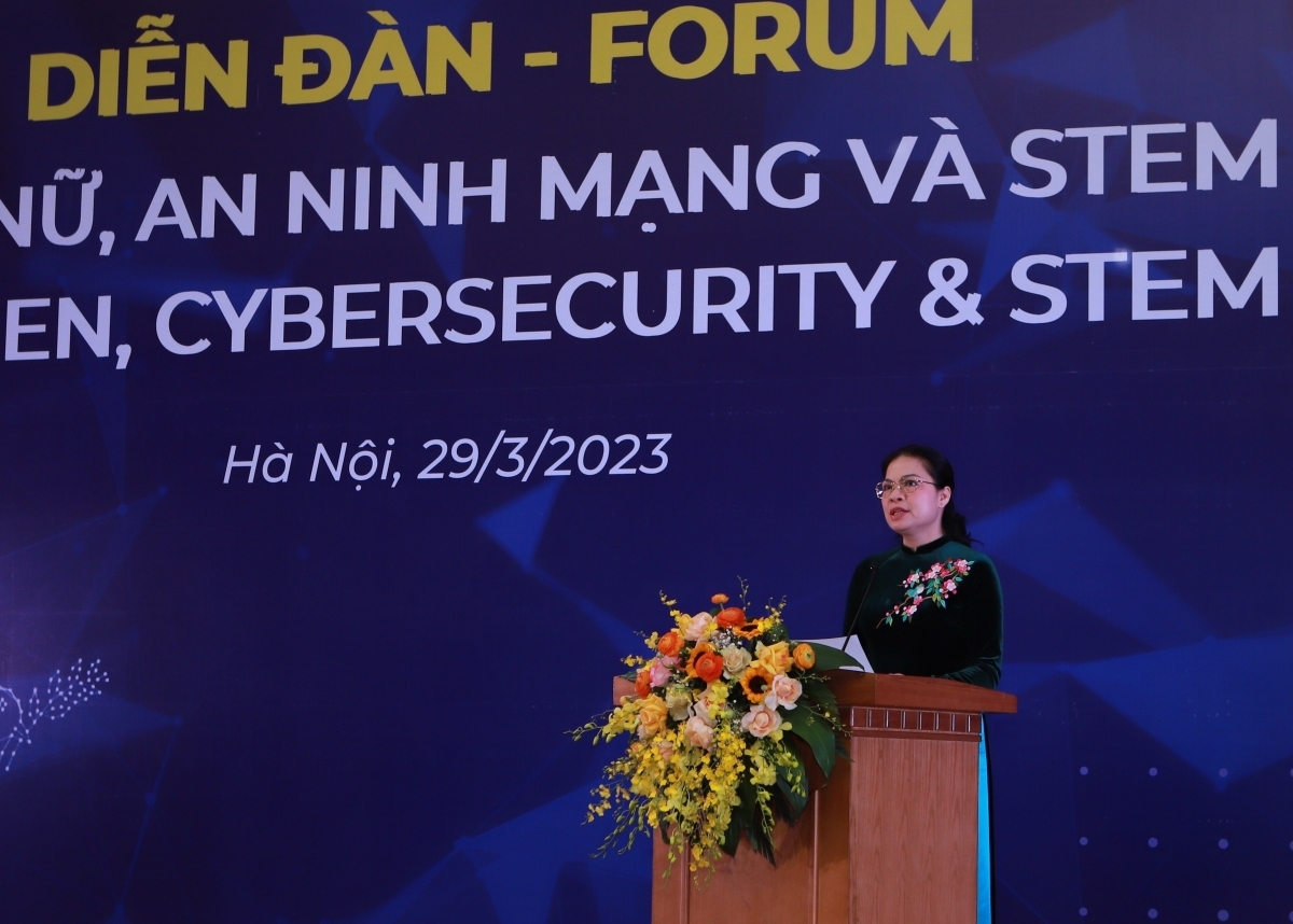 越南妇女联合会主席何氏娥发表讲话。