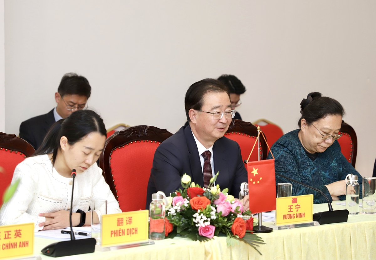 河江省委书记邓国庆向云南省委书记王宁发表讲话。