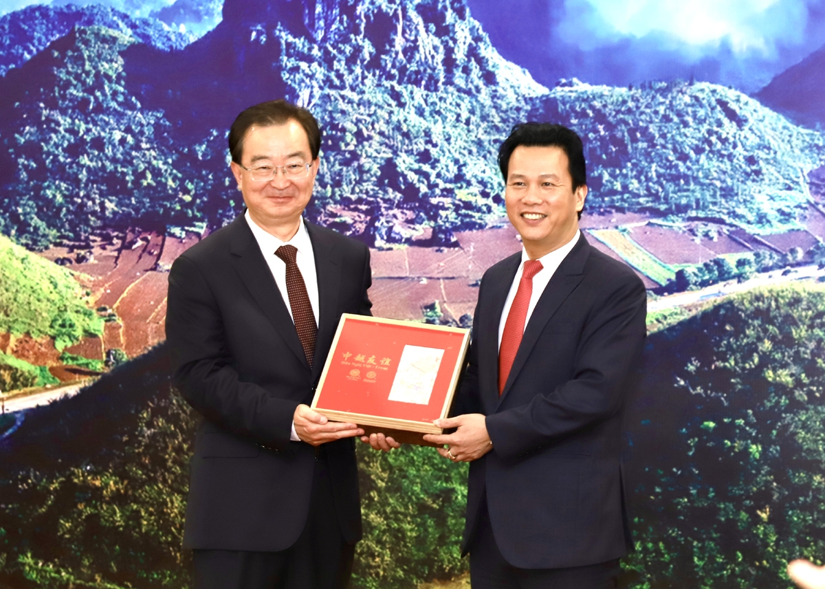 云南省委书记王宁向河江省委书记邓国庆送纪念礼物。