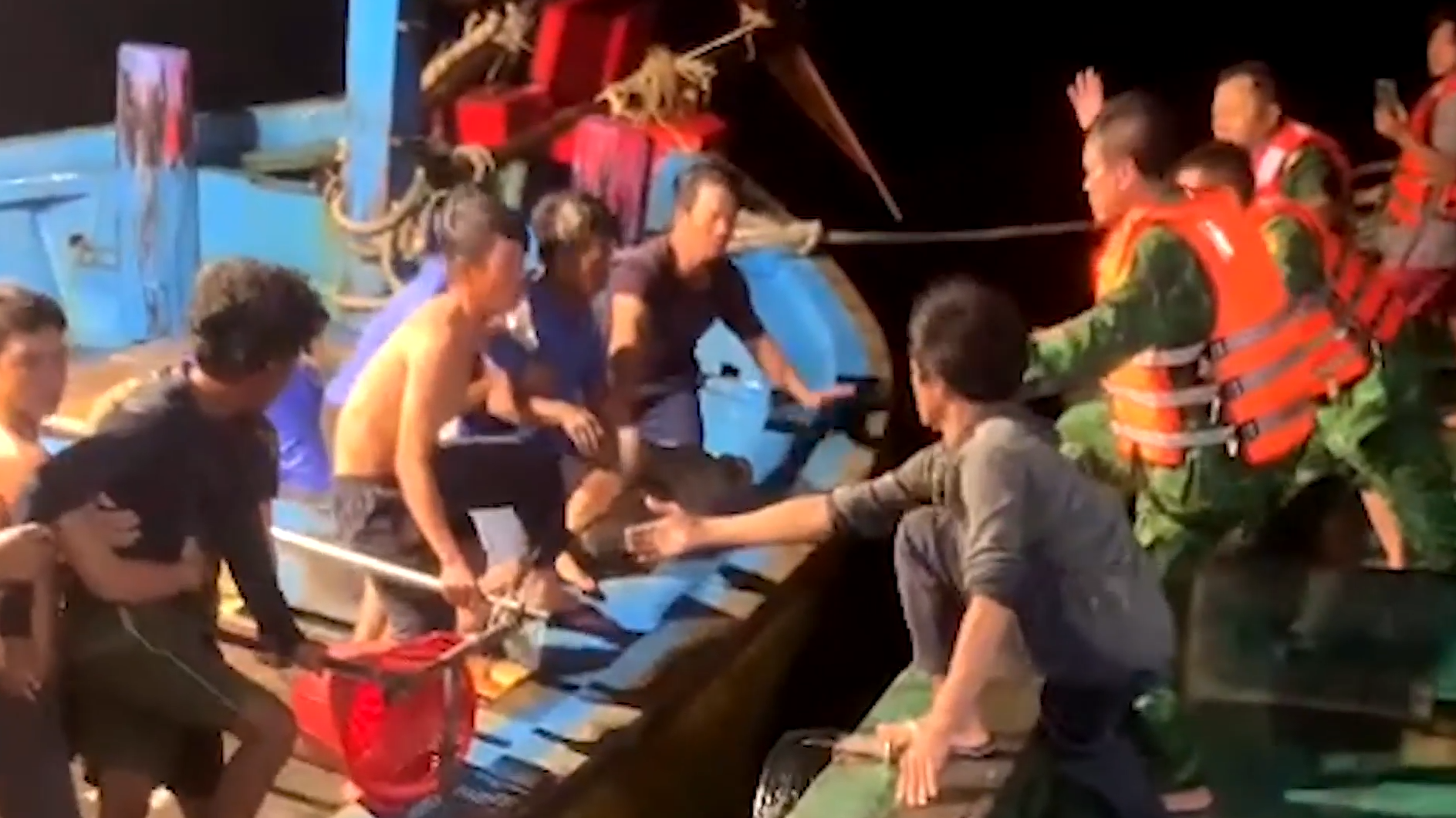 越南成功救援海上遇险11名外籍船员。
