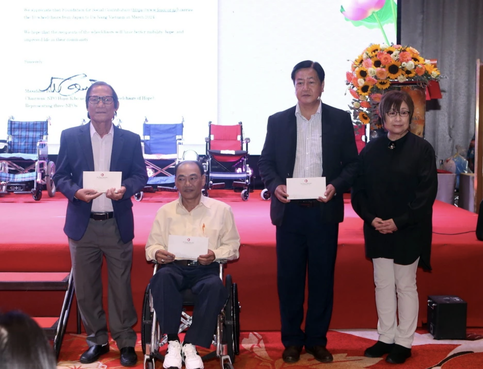 日本社会贡献基金向岘港市残疾人赠送轮椅。