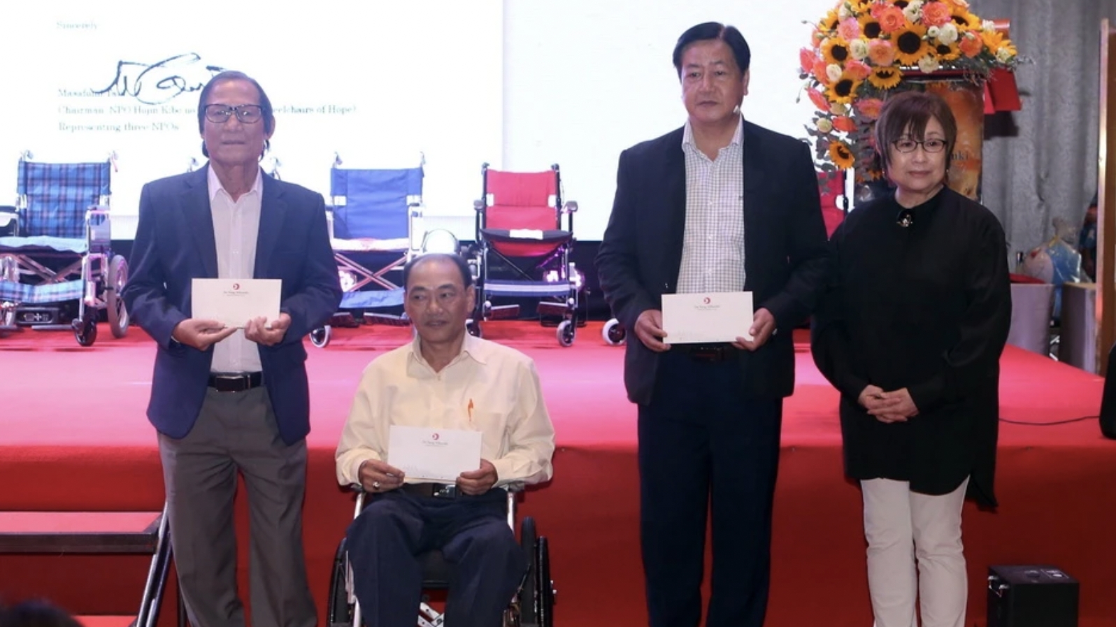 日本社会贡献基金向残疾人赠送轮椅