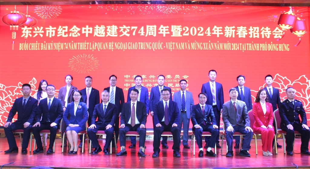 越南芒街市代表团与中国东兴市代表团。