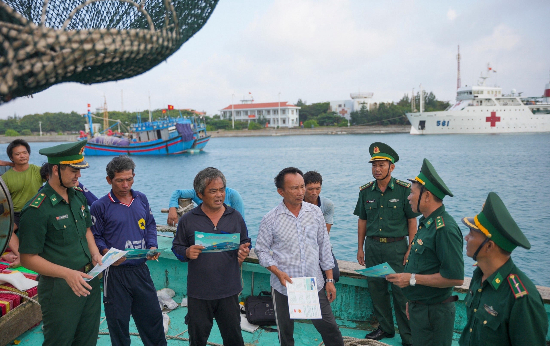 长沙岛边防站干部宣传动员渔民遵守海岛法规