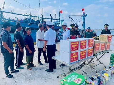 长沙岛边防站官兵协同长沙岛海军向渔民赠送礼物