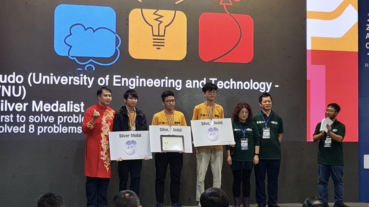 肯定了越南青年融入国际信息技术领域的能力