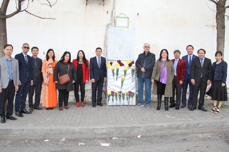 献花缅怀在越南牺牲的阿尔及利亚记者。