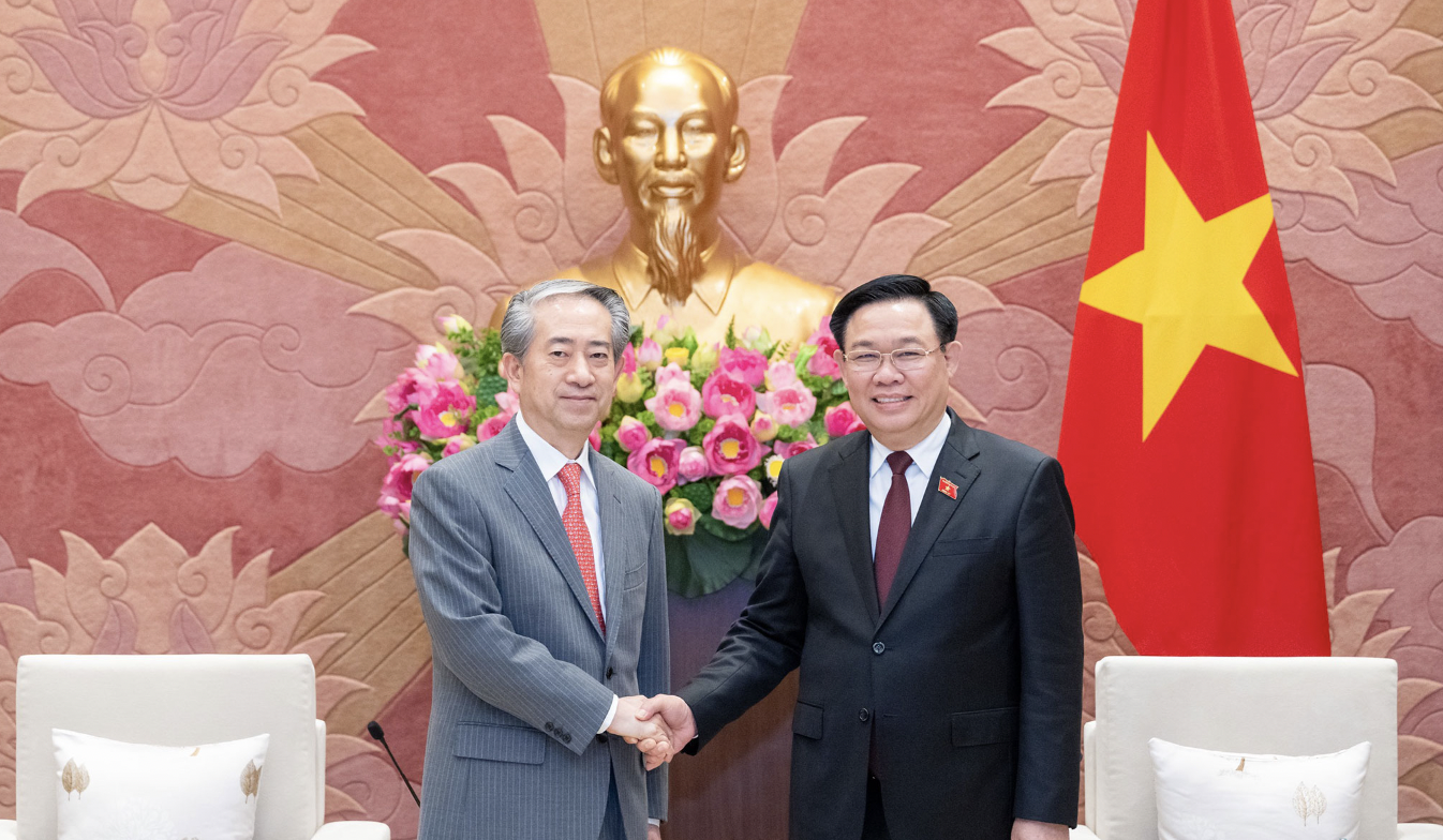 越南国会主席王廷惠（右）与中国驻越南大使熊波。