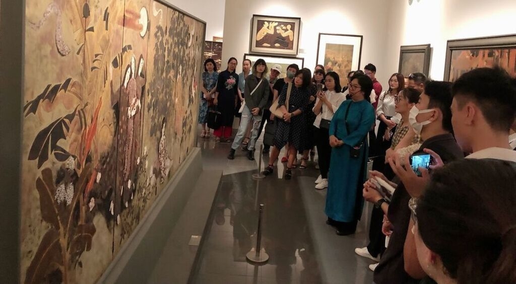 越南磨漆画”的专项展览活动，迅速吸引大量游客前来参观。