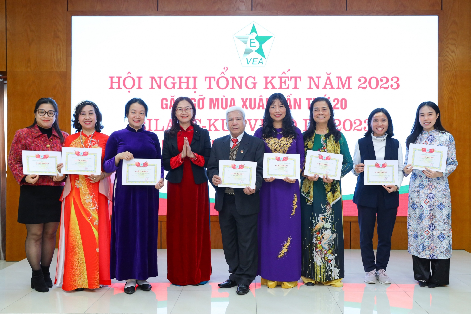 越南世界语协会向11名个人和2个团体颁发了奖状，以表彰他们为协会2023年活动做出的积极贡献。