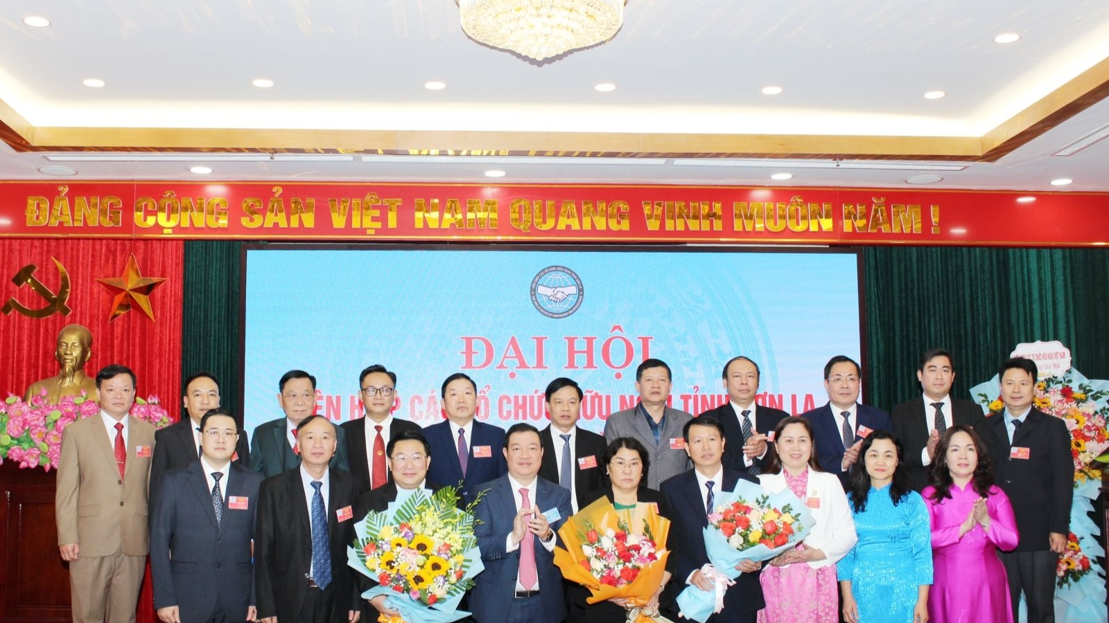 越南友好组织联盟领导人献花祝贺山罗省友好组织联盟执行委员会第二届任期（2024-2029年）。