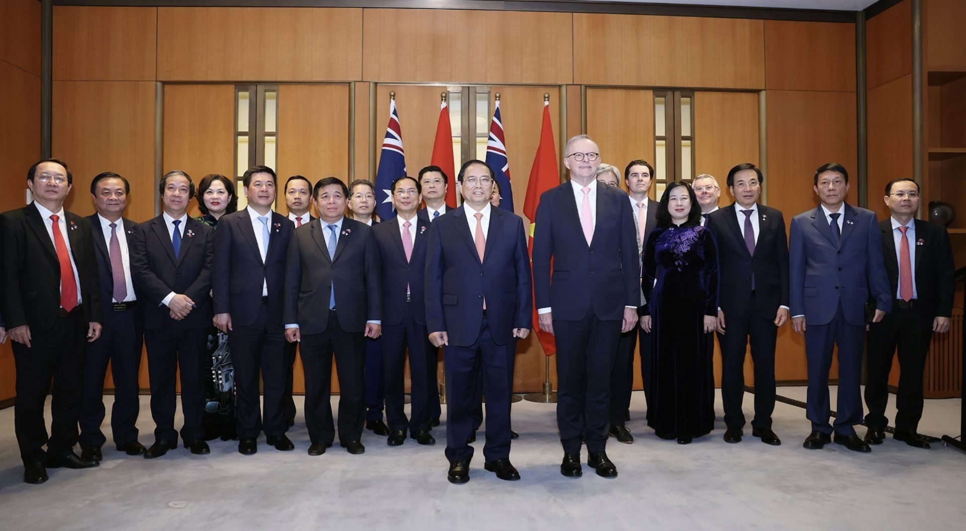 越南政府总理范明正和澳大利亚总理安东尼•阿尔巴尼斯以及各位代表出席合作文件签署仪式。