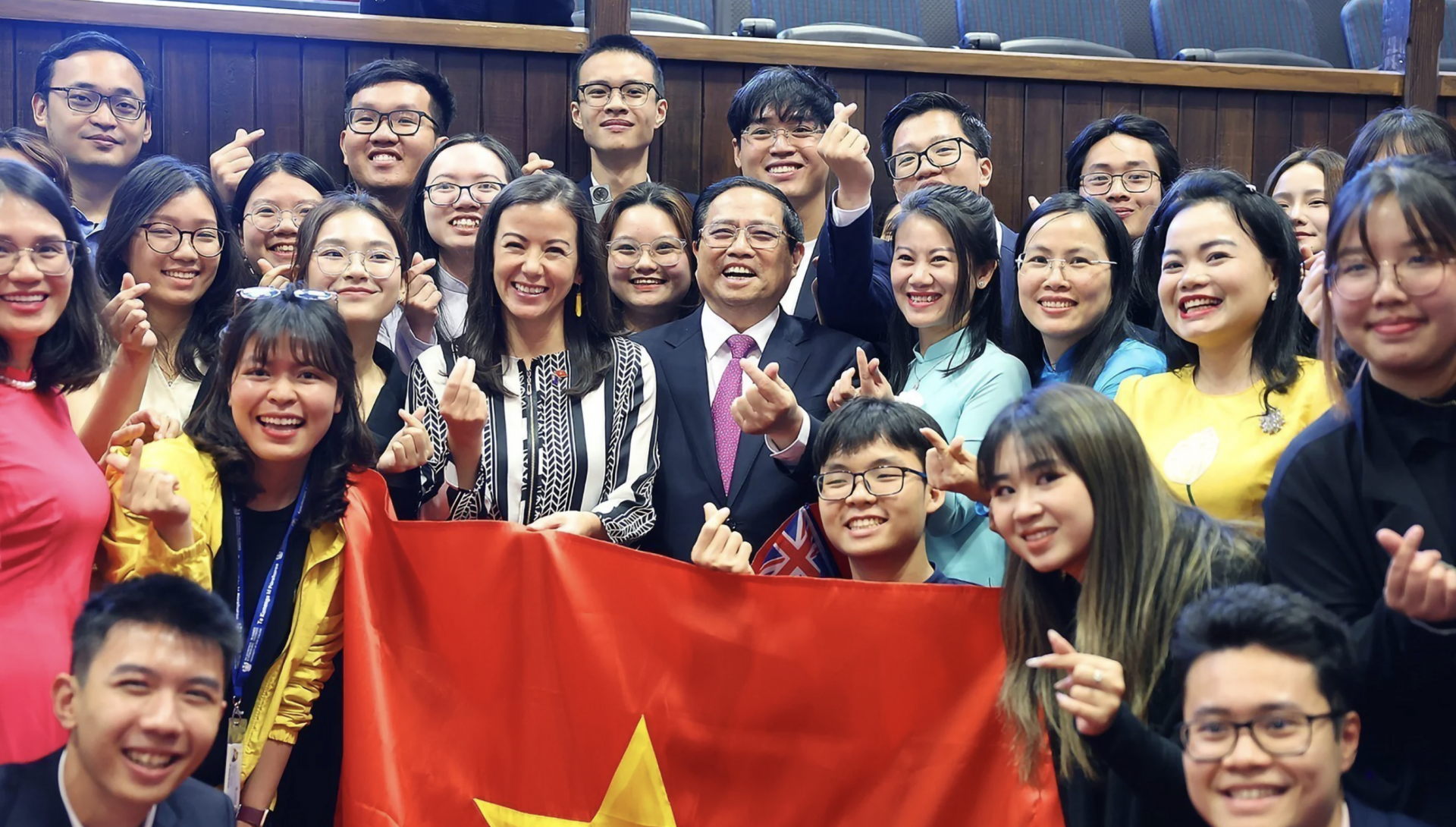 越南政府总理范明正与在维多利亚大学就读的越南学生。