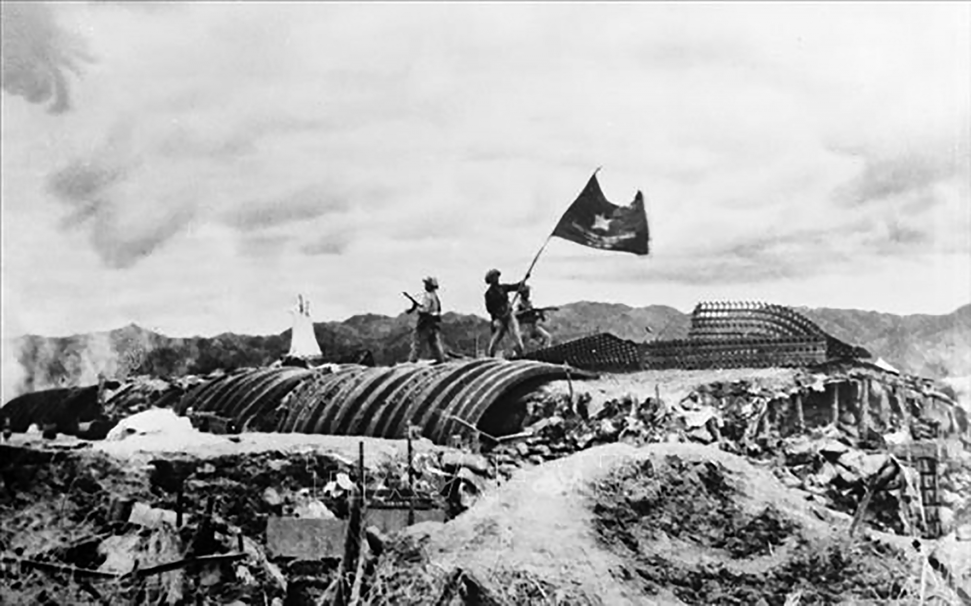 1954年5月7日下午5时30分，越军决战决胜旗帜在敌指挥部的屋顶上迎风飘扬。