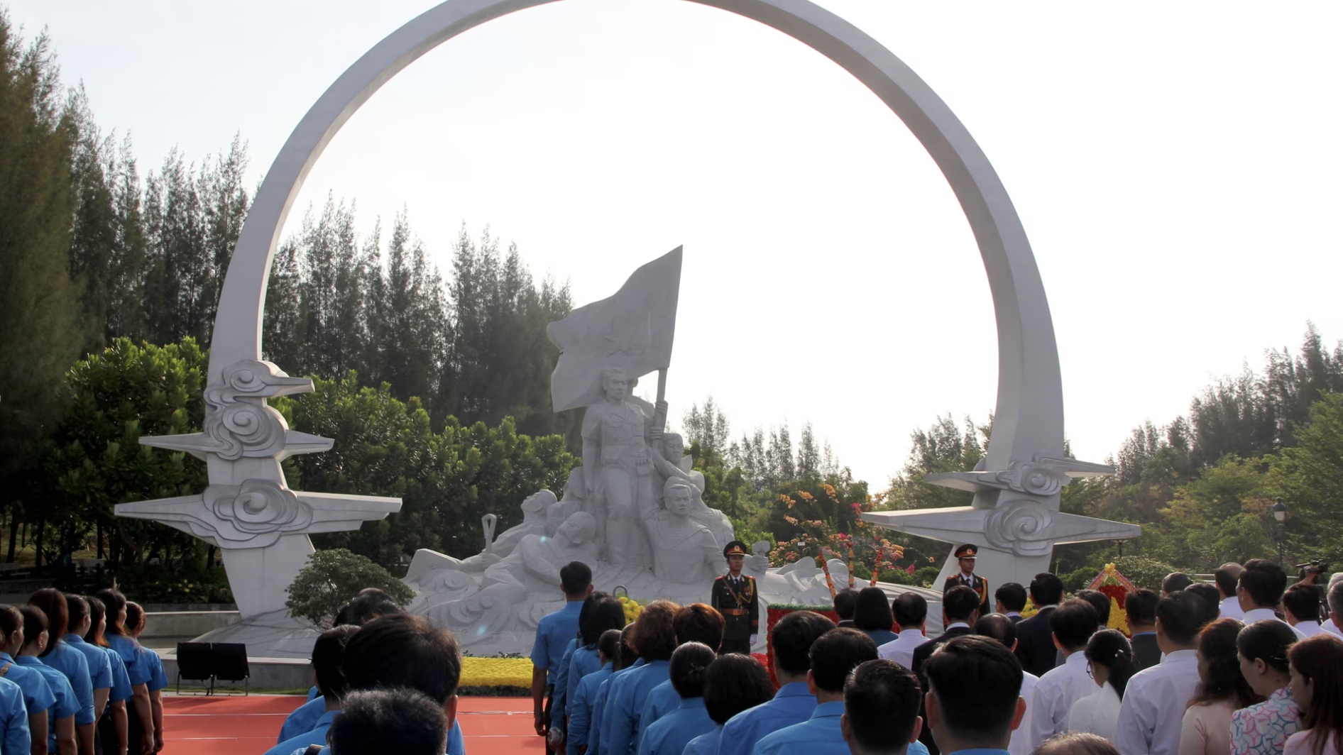 缅怀为捍卫鬼鹿角礁主权牺牲的64名越南人民海军战士