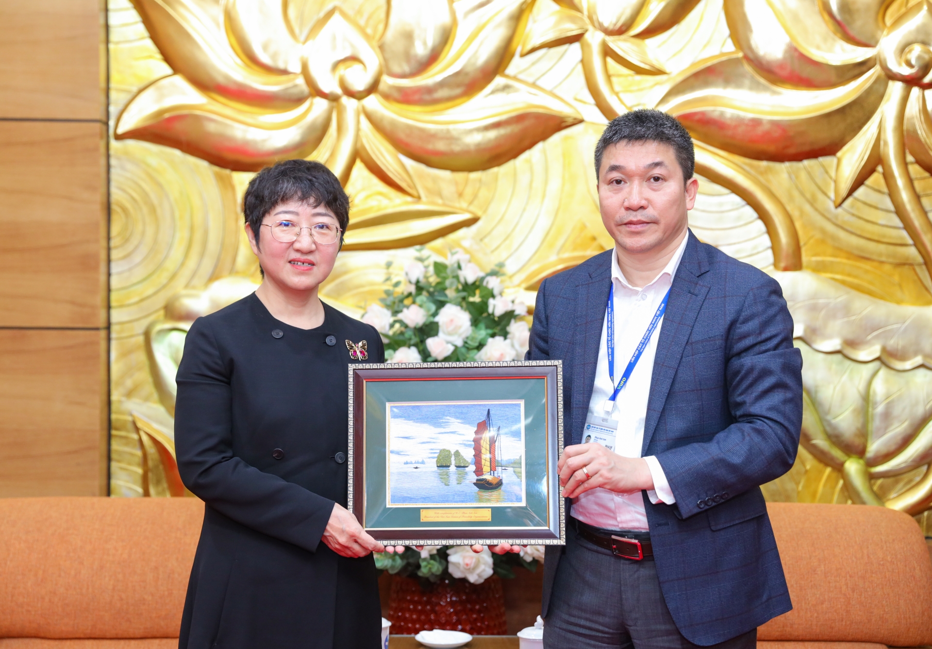 越南友好组织联合会主席潘英上和中国人民对外友好协会李彦。