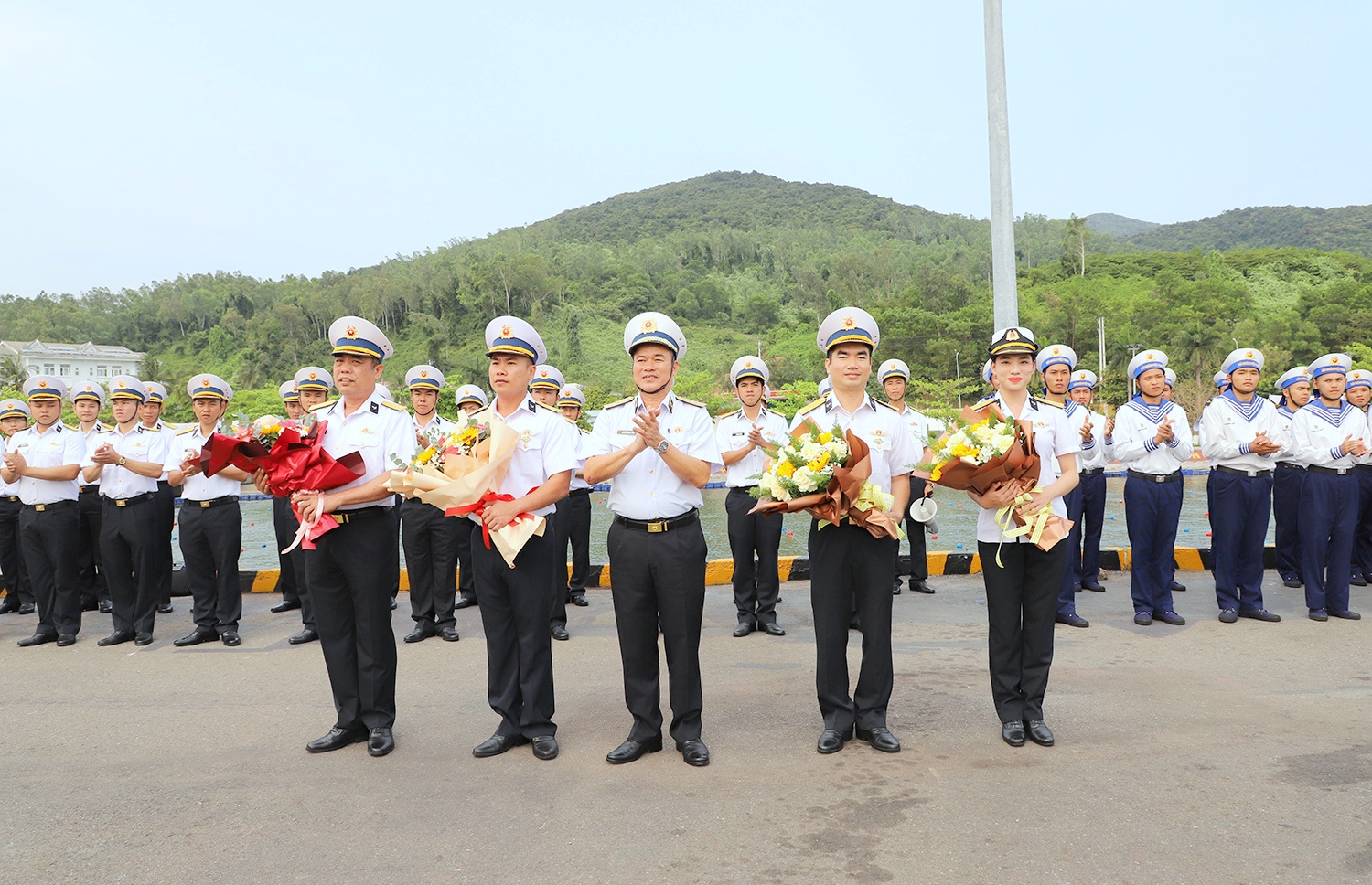 海军第三区司令部祝贺代表团完成任务回国。