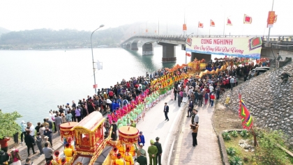 2024年越南广宁省翁门祠庙会吸引众多游客来参加