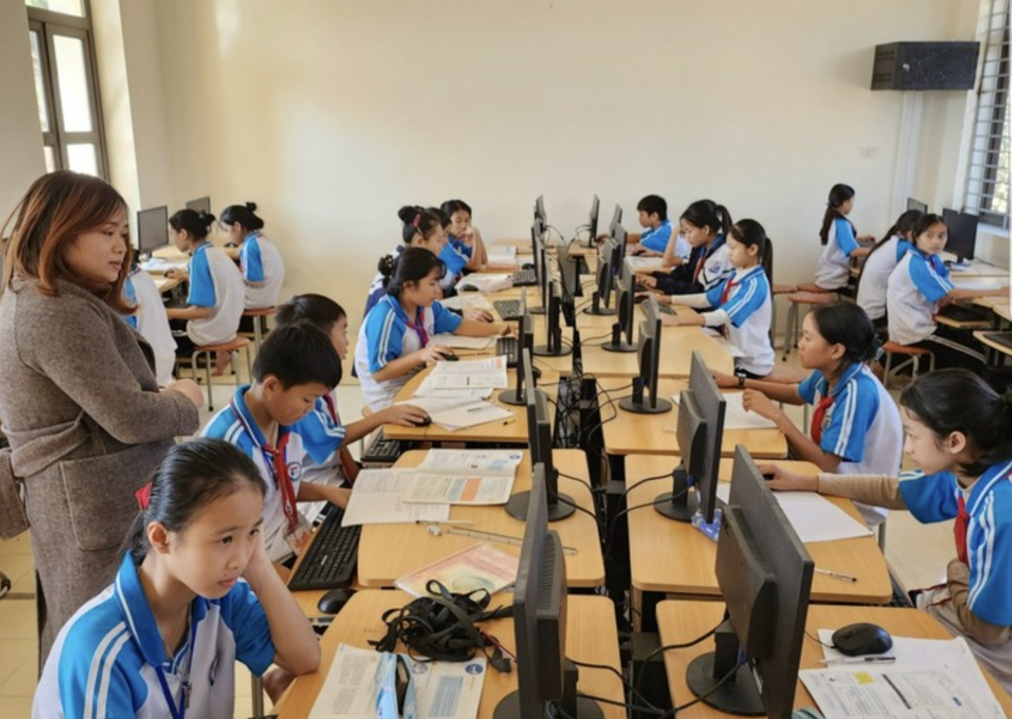 学生在电脑课上学习