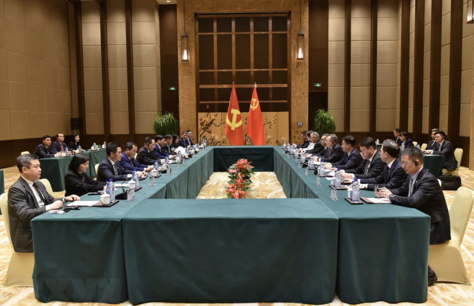 越共中央书记处书记、中央对外部部长黎怀忠与中共中央委员、对外联络部部长刘建超举行会谈。