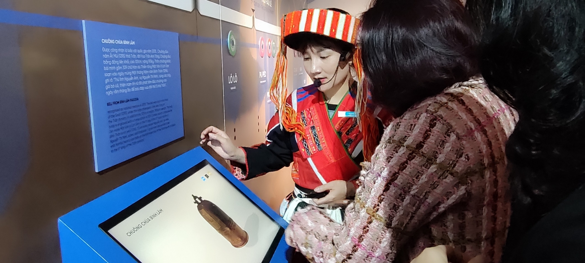 导游李氏玉英引导游客通过触摸屏幕体验国宝平林寺的钟声。