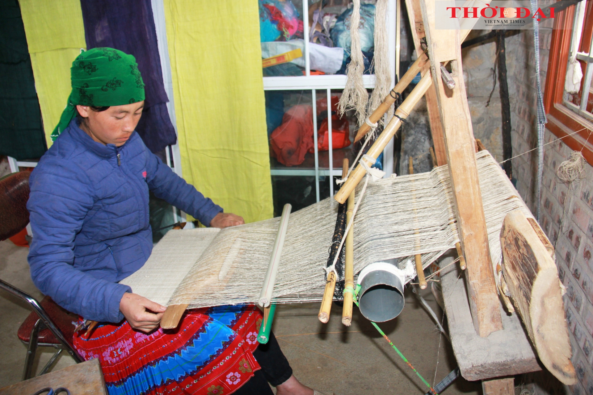 白亚麻合作社姐妹保持着手工编织的方法。