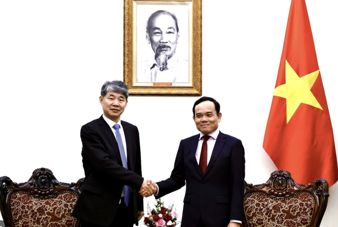 越南政府副总理陈流光会见国际原子能机构副总干事刘华。