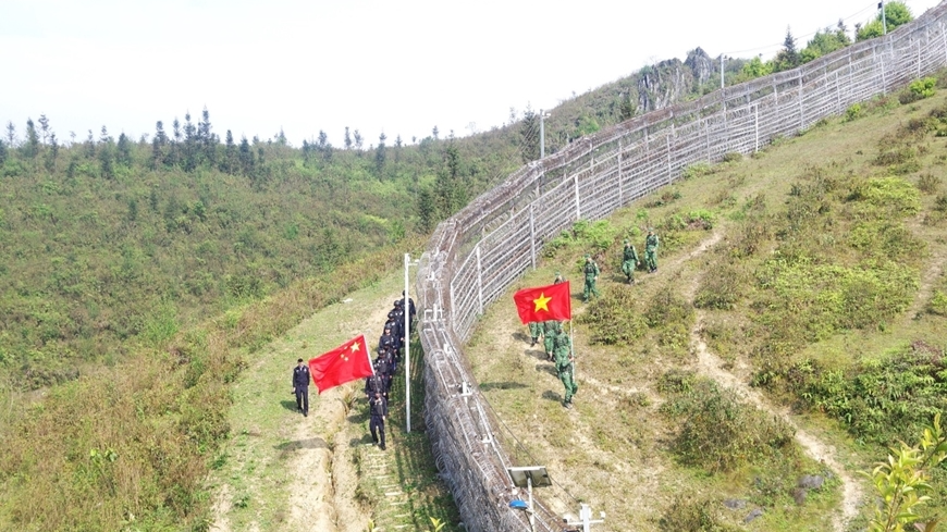 越南河江省边防与中国猛硐边防和边境派出所开展边境巡逻。