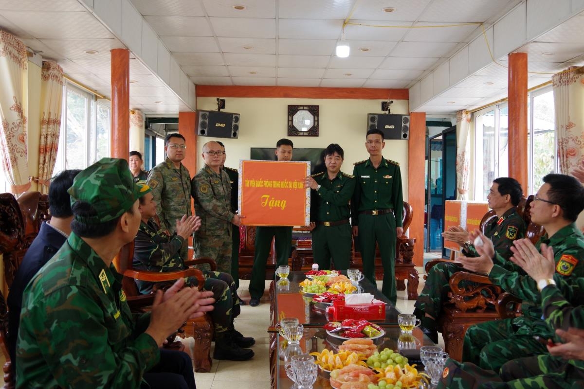 中国驻越南国防武官处向阿巴寨边防屯赠送礼物。