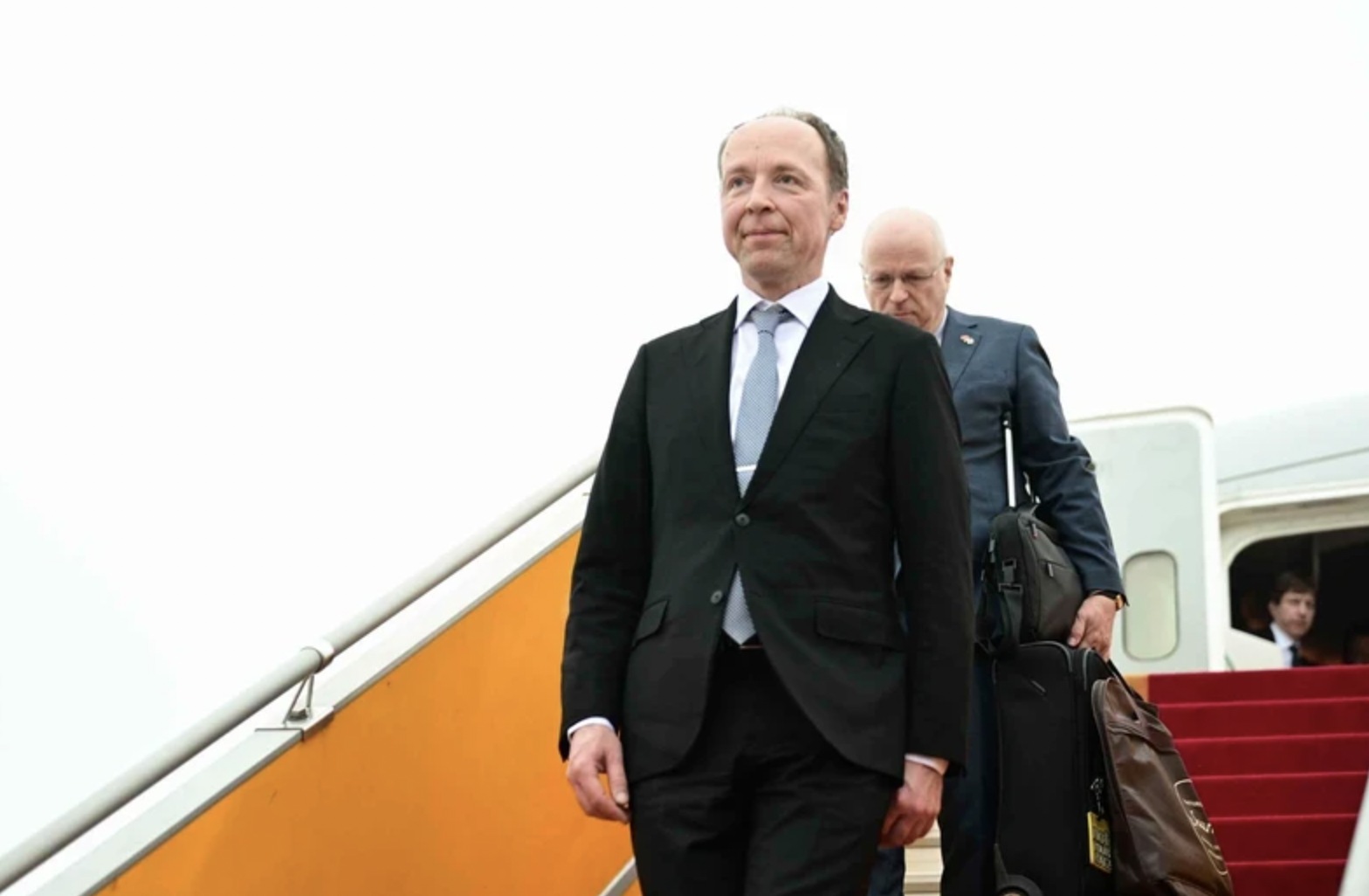 芬兰共和国议会议长尤西·哈拉阿霍抵达河内。