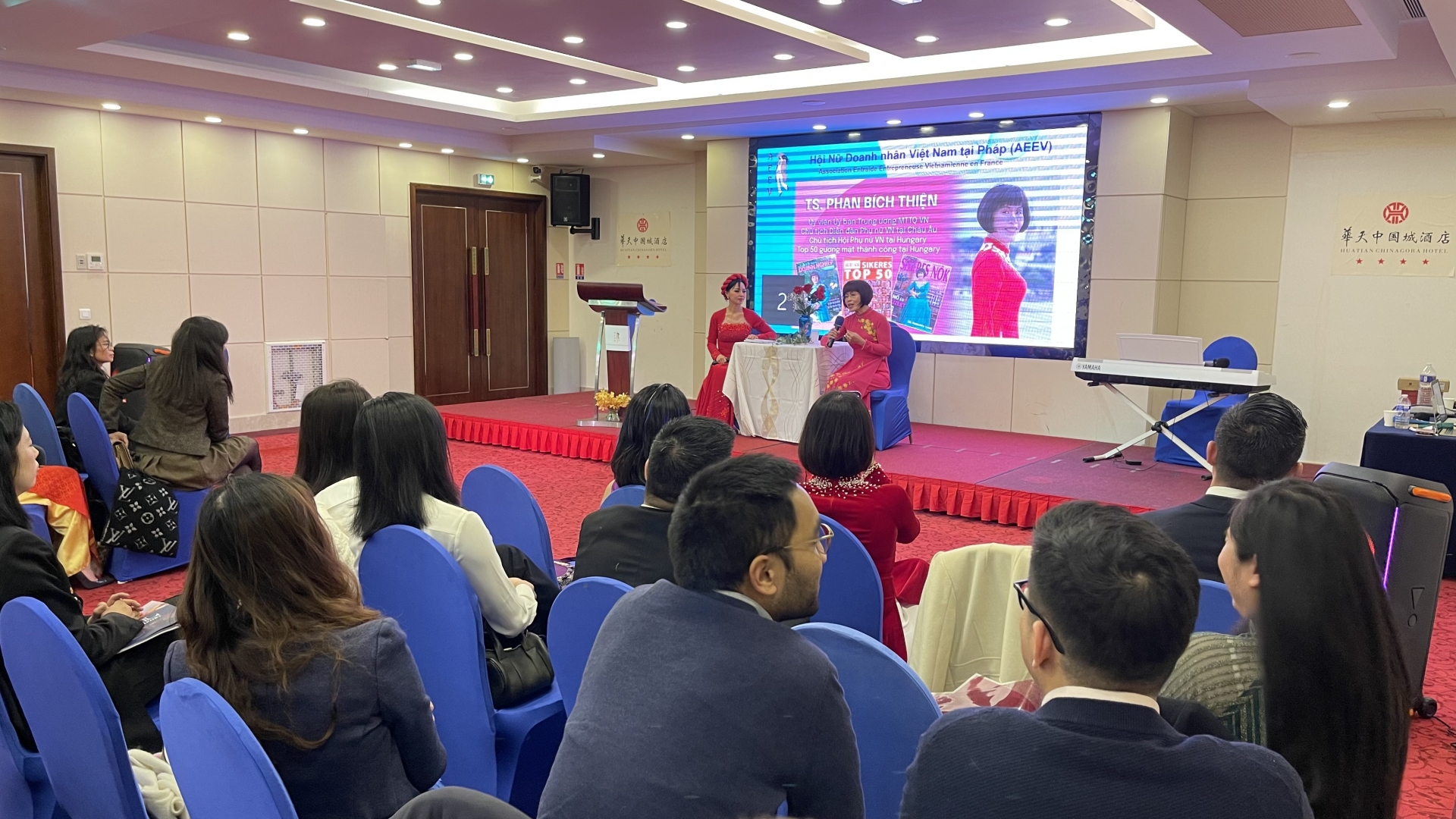 此次活动以“感谢和表彰法国越南女企业家”为主题，吸引了大批在法国越南人界有影响力的女企业家参加，尤其是斯蒂芬妮·杜（Stéphanie Đỗ）——第一位担任法国国民议会议员（2017-2022年任期）的越裔妇女的出席。活动中，会员聆听了斯蒂芬妮·杜女士讲述自己的挣扎以及女性从政时面临的挑战。除了特邀演讲嘉宾外，该节目还邀请律师和投资顾问交流有关法律程序、商法以及投资和贸易机会的信息；同时，为想要在商业领域进一步发展的女性提供有益的建议。组委会还邀请律师和投资顾问前来就法律程序、贸易法、投资贸易机会等方面进行交流，同时为女性代表希望进一步发展经营活动建言献策。值此机会，AEEV表彰了为2023年该协会的活动做出积极贡献的优秀女性企业家。AEEV成立于2022年底，是一个连接旅居法国和其他国家的越南女企业家网络的非政府组织，意在帮助旅外越南女企业在商场上互相帮助，分享经验，并在法律程序、投资、贸易、定居法国等发面提供支持。此外，该协会还在法国和越南举行有关孤儿、自闭症儿童、老人、残疾人、贫困患者等爱心活动。