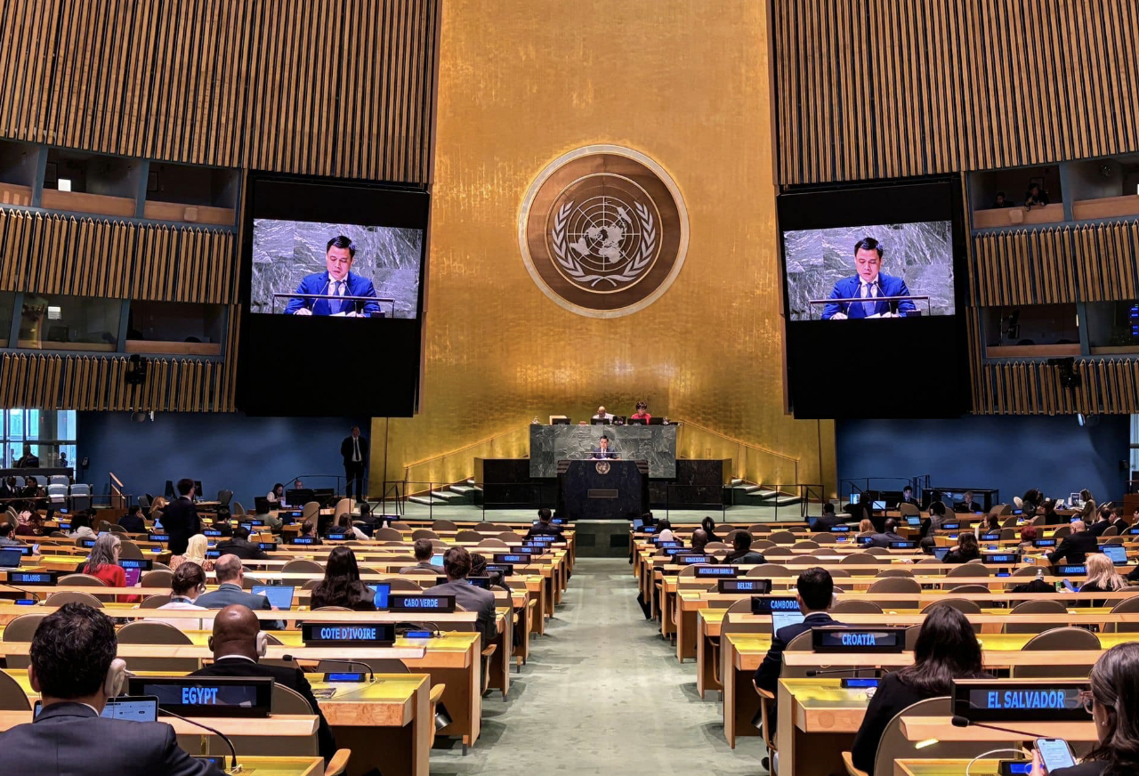 联合国大会会议场景。