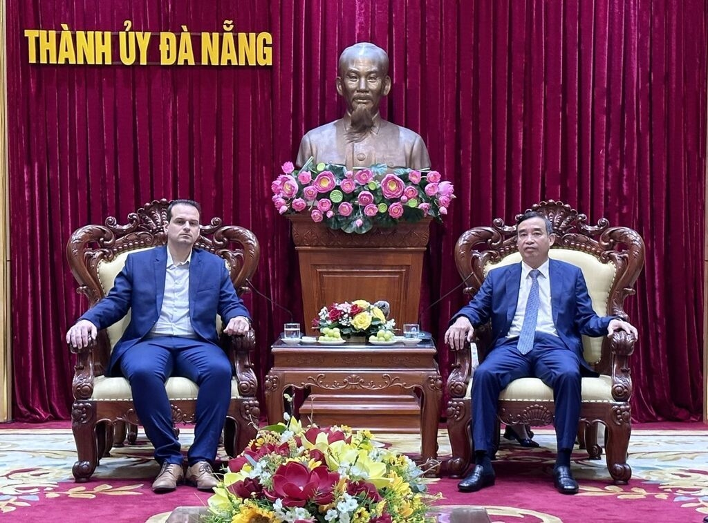 越南岘港市人民委员会主席黎忠贞与法国共产党中央政治局委员、罗纳省参议员、罗纳省省委书记Jérémy Bacchi。