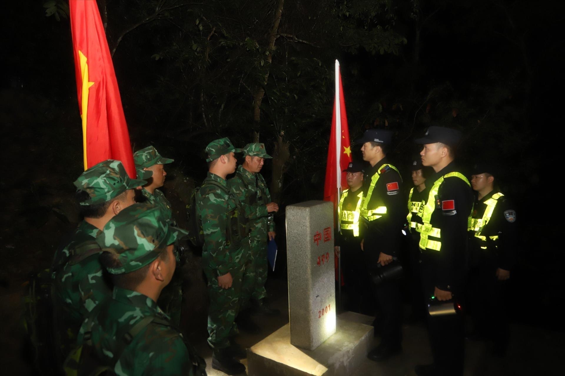 越中两国首次进行夜间边境地区联合巡逻。