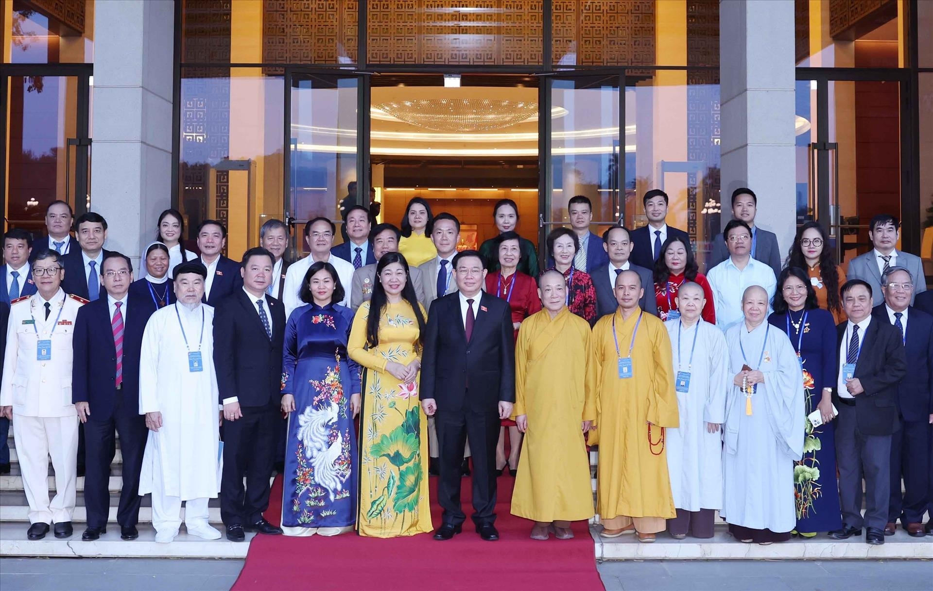 越南国会主席王廷惠会见河内知识分子、宗教界人士和少数民族同胞代表团。