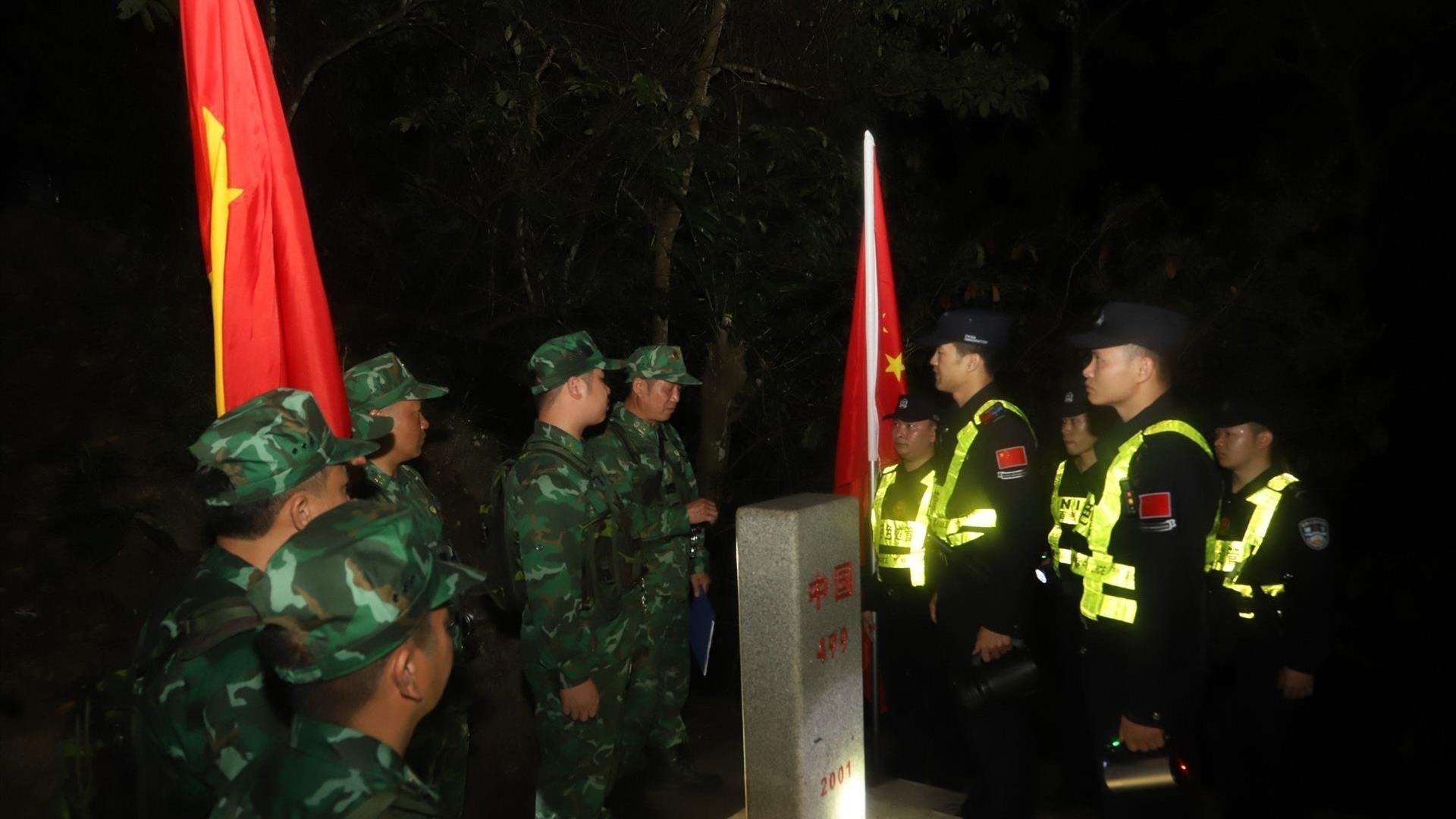 越中两国首次进行夜间边境地区联合巡逻