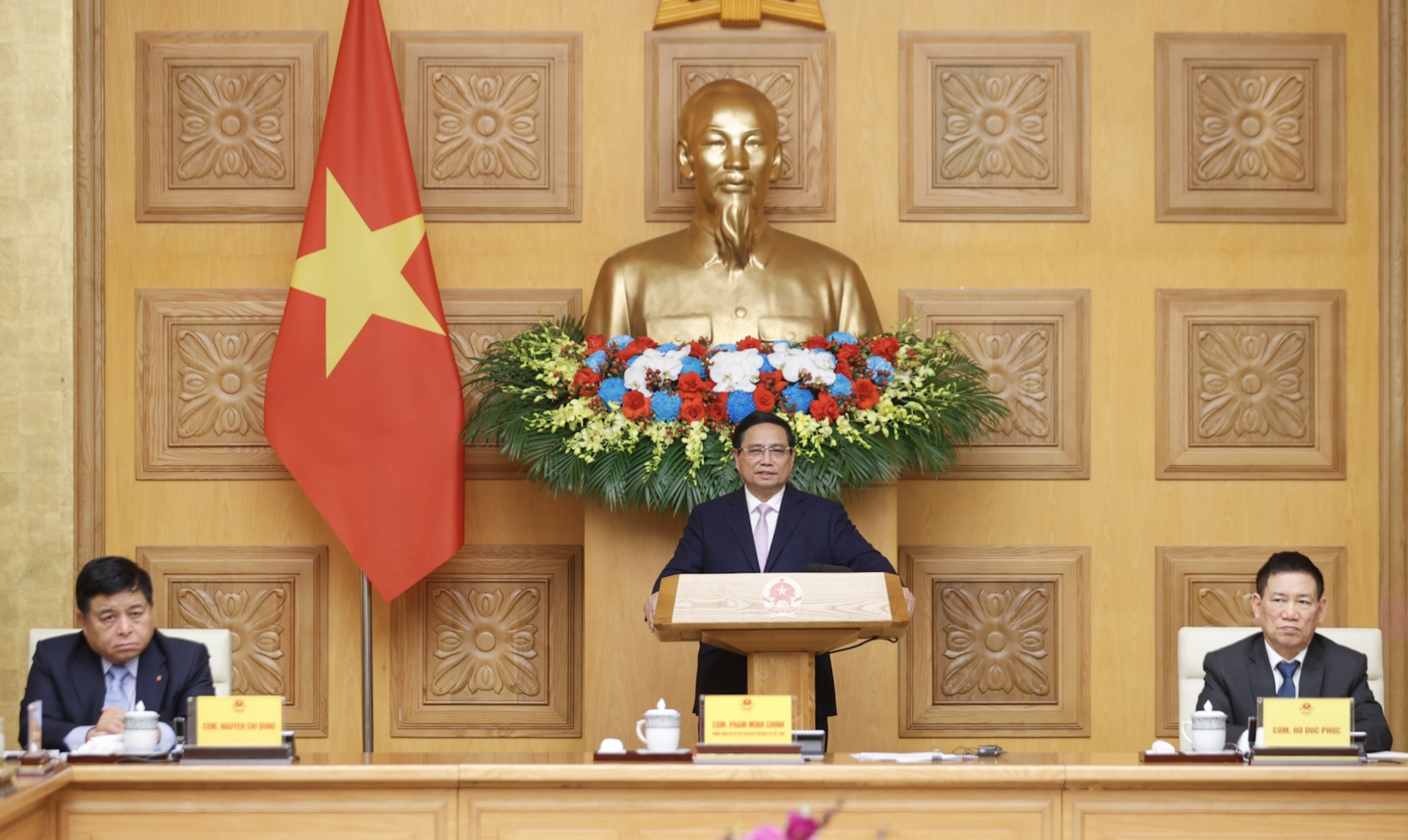 2 月 28 日下午，越南政府总理范明政在河内与中国企业代表举行座谈会。